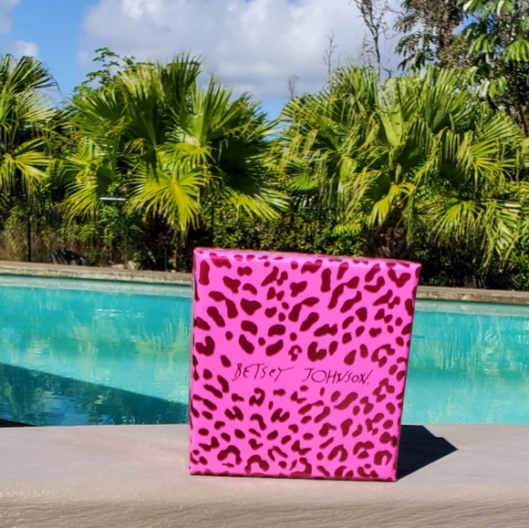 Betsey Johnson NWT  Bumble Bee Stud Earrings - Picture 5 of 9